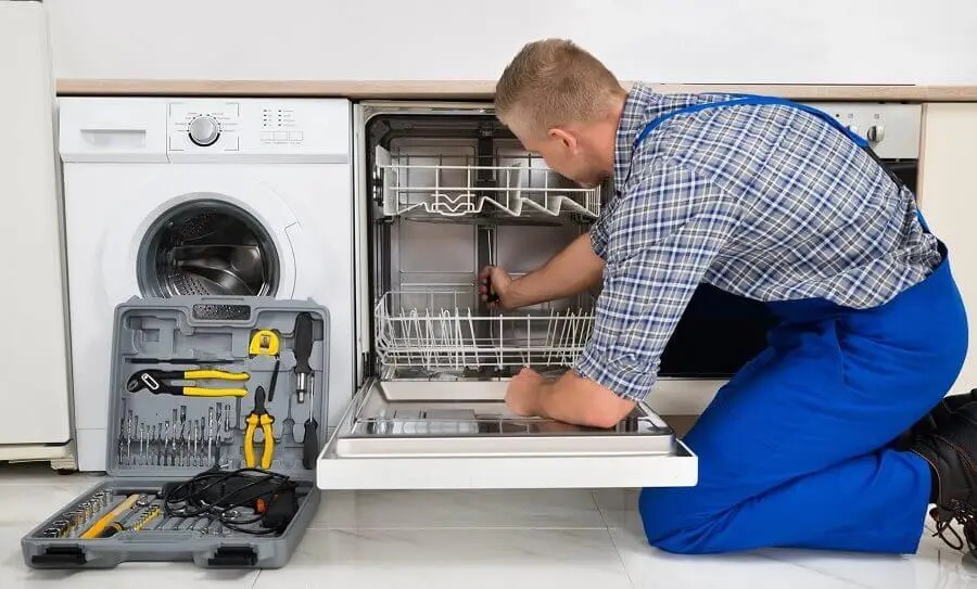 Cumayeri Luxell servisi teknisyen ekibi beyaz eşya tamiri yaparken